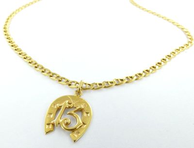 gros plan d'un collier en or sur fond blanc