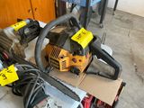 une tronçonneuse posée sur une caisse dans un garage
