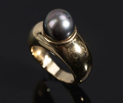 un gros plan d'une bague ornée d'une perle noire