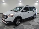 une photo d'une voiture blanche dans un showroom