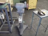 une machine posée sur une table dans une pièce