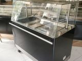 une vitrine avec un couvercle en verre dans un magasin