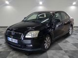 la photo d'une voiture noire garée dans un garage