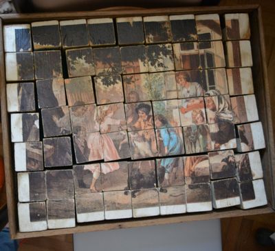 Grand jeu de cubes ancien en bois en état d'usage dans son c…