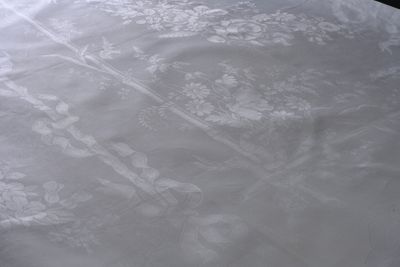 une table blanche recouverte d'une nappe blanche