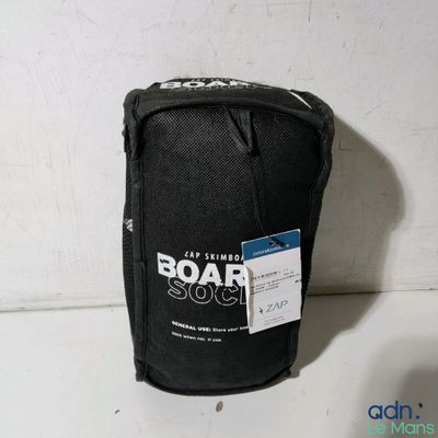 un sac noir muni d'une étiquette, posé sur une table