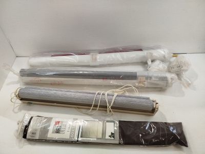 trois rouleaux de papier et un tube de colle posés sur une table
