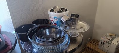 une petite table sur laquelle sont posés de nombreux ustensiles de cuisine