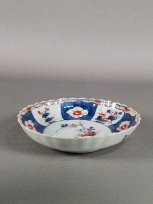 bol bleu et blanc orné de fleurs rouges sur un fond gris