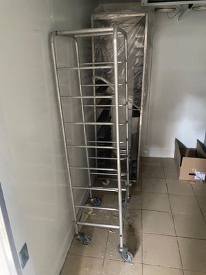 une photo d'une cuisine avec une étagère métallique dans un coin