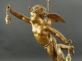 statue en bronze représentant un ange tenant une cloche, ainsi qu'une cloche suspendue à une chaîne