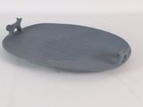 une assiette grise ornée d'un oiseau, posée sur un fond blanc