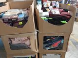 deux cartons de vêtements posés sur une palette dans un entrepôt