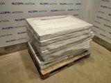 une pile de draps blancs posée sur une palette devant un mur