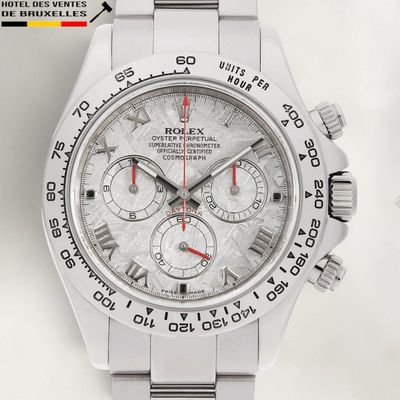 Montre Rolex avec cadran blanc et aiguilles rouges sur fond blanc