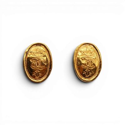 une paire de boucles d'oreilles en or ornées d'un lion