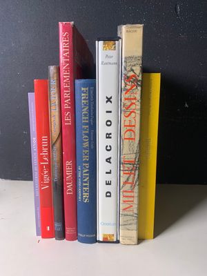 plusieurs livres sont empilés sur une table