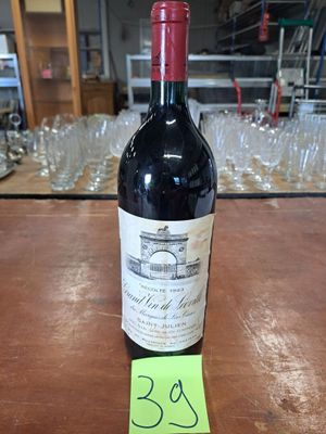 une bouteille de vin posée sur une table, avec une étiquette de prix dessus