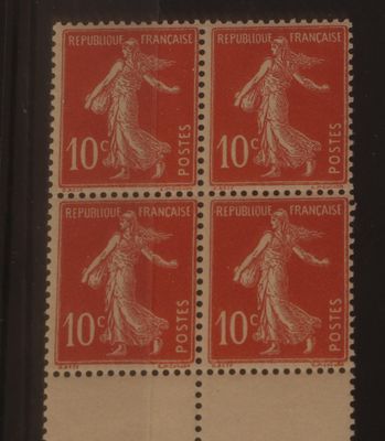 quatre timbres représentant une femme en robe