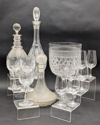 beaucoup de verres à vin et une carafe sur la table
