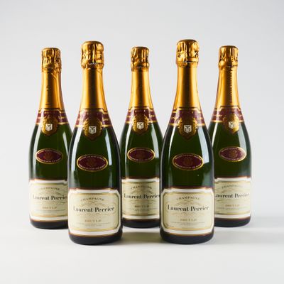 quatre bouteilles de champagne sont alignées