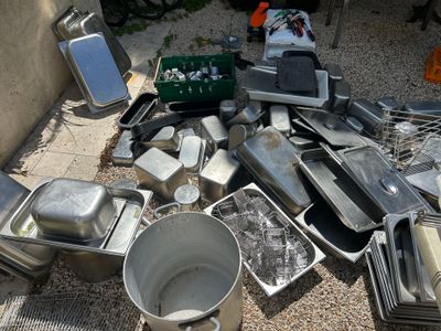 beaucoup de casseroles et de poêles en argent par terre