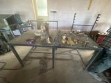 une table sur laquelle sont posés de nombreux objets, au milieu d'une pièce