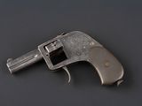 un vieux pistolet posé sur une surface noire, avec un fond noir