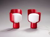une paire de lampes de table rouges et blanches posées sur une surface grise