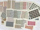 une pile de timbres posée sur une table blanche