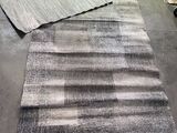 deux tapis posés au sol dans un magasin