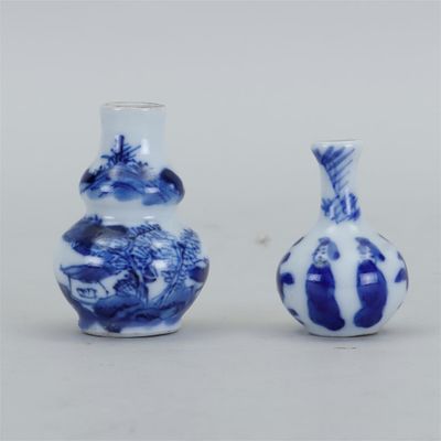 deux vases bleus et blancs placés l'un à côté de l'autre