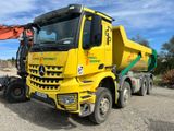 un gros camion jaune garé sur le bord de la route