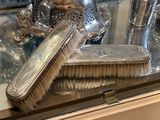 un pinceau et un porte-pinceau posés sur une table en verre