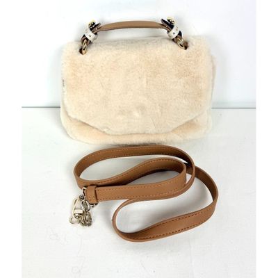 un sac à main blanc avec une bandoulière marron et un sac à main blanc avec une poignée marron