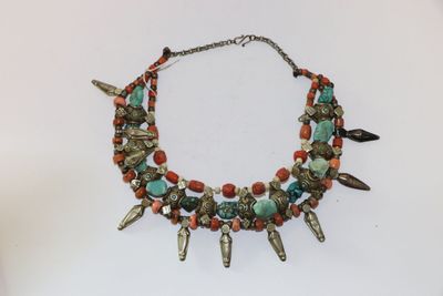 gros plan d'un collier sur une table à fond blanc