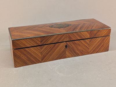 une image représentant une boîte en bois posée sur une table