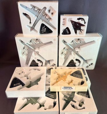 six boîtes contenant des maquettes d'avions assorties, posées sur une table