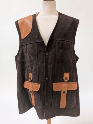 gilet en cuir posé sur un mannequin, sur fond blanc