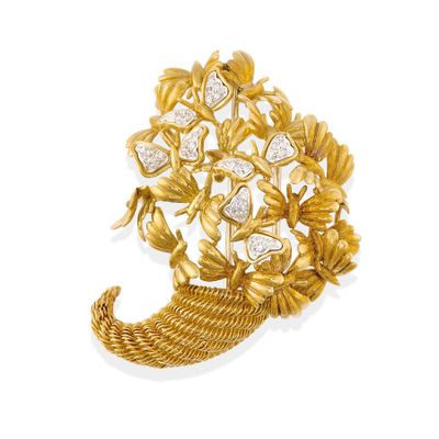 une broche en or 18 carats et diamants, signée Van Cleef