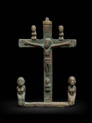 une image représentant une croix en bronze sur laquelle figurent trois personnages