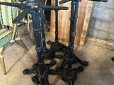 une table sur laquelle sont disposées plusieurs chaises