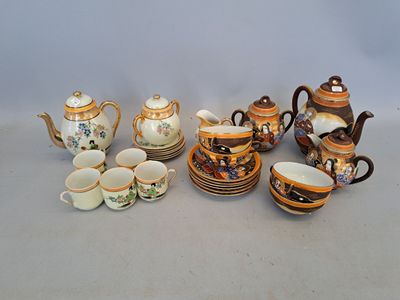 de nombreux types de théières et de tasses sur la table