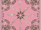 un bandeau rose orné d'un motif floral