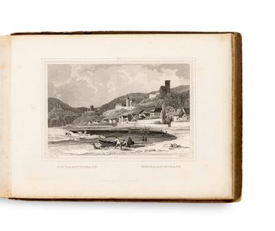 un vieux livre avec l'image d'un bateau sur l'eau