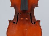 un vieux violon avec un archet accroché à son dos
