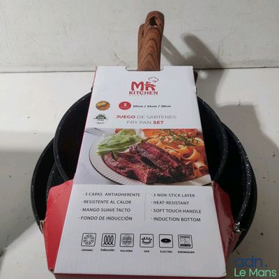une boîte de viande posée sur une poêle munie d'un manche en bois