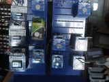 deux distributeurs automatiques exposés dans un magasin