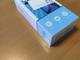 une petite boîte posée sur une table, contenant une télécommande