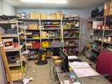 une pièce remplie de désordre et d'outils